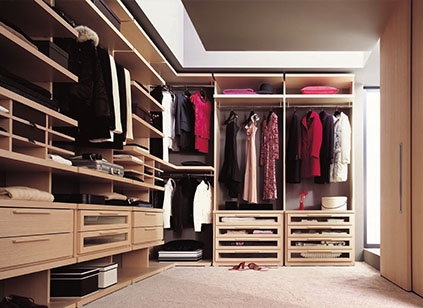 Выбираем наполнение для встроенных шкафов-купе: советы по расположению внутренних полок и вешалок